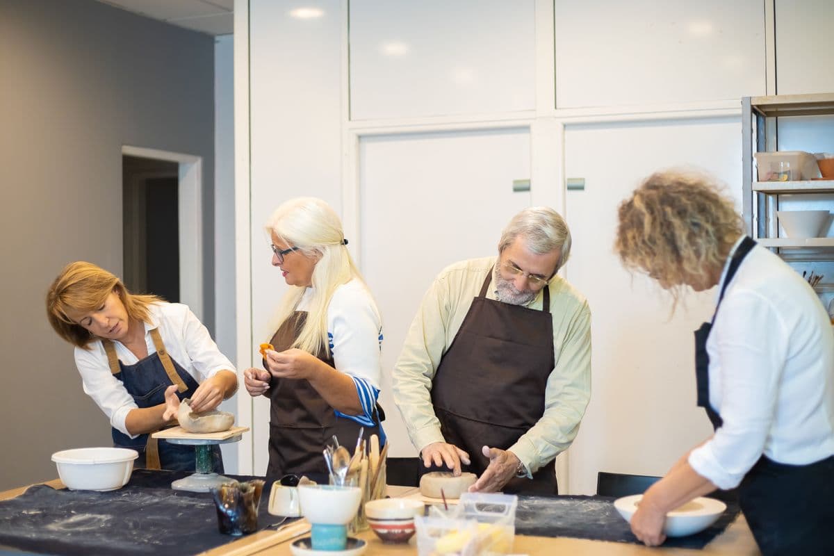 Participants partageant une activité créative en atelier