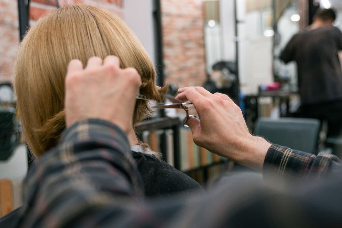Travail sur une coupe et mise en forme des cheveux