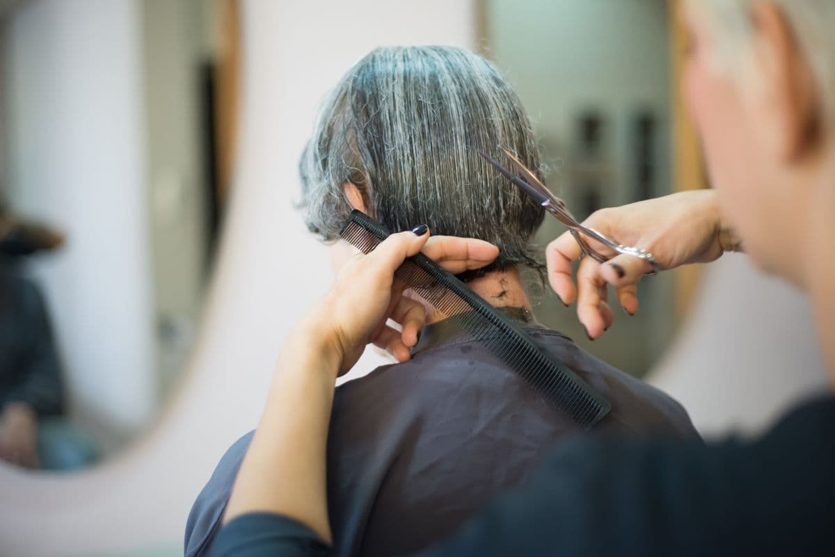 Geste de coiffure et soin des cheveux au salon