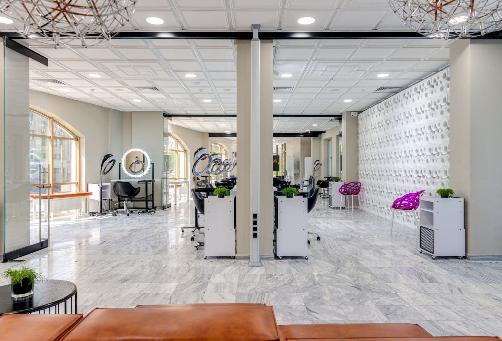 Intérieur lumineux et contemporain d’un salon de coiffure