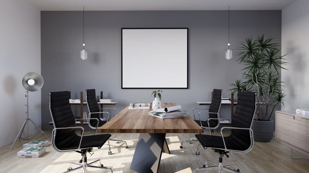 Salle de réunion contemporaine avec une table de travail