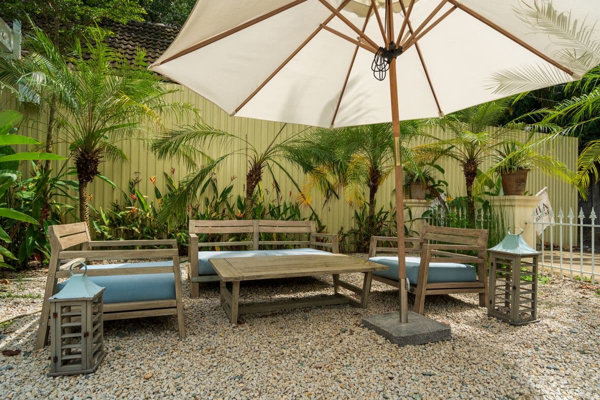 Terrasse et espace extérieur aménagé pour profiter du jardin