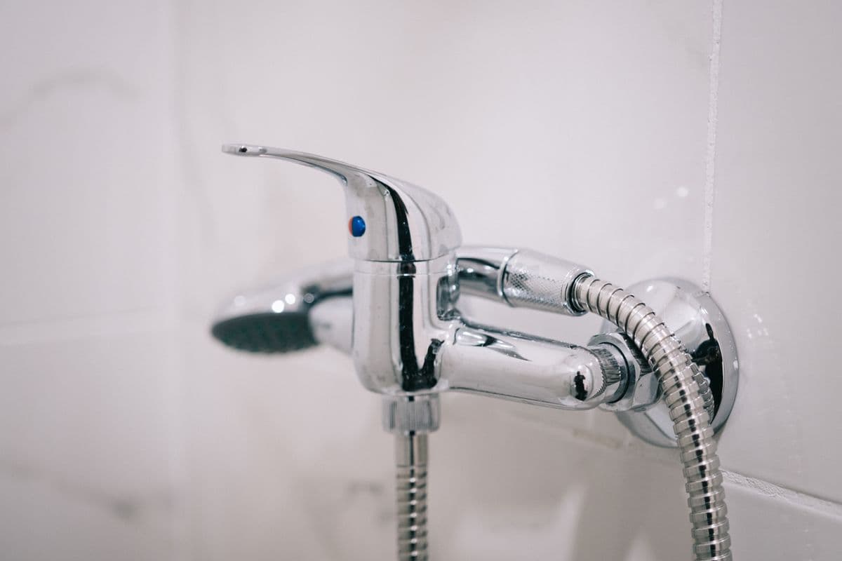 Détails d’un aménagement de salle de bains et de sa robinetterie