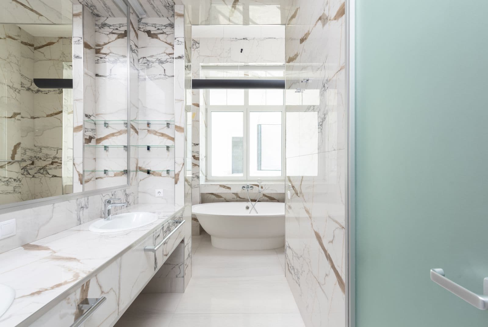 Salle de bains contemporaine avec équipements et robinetterie